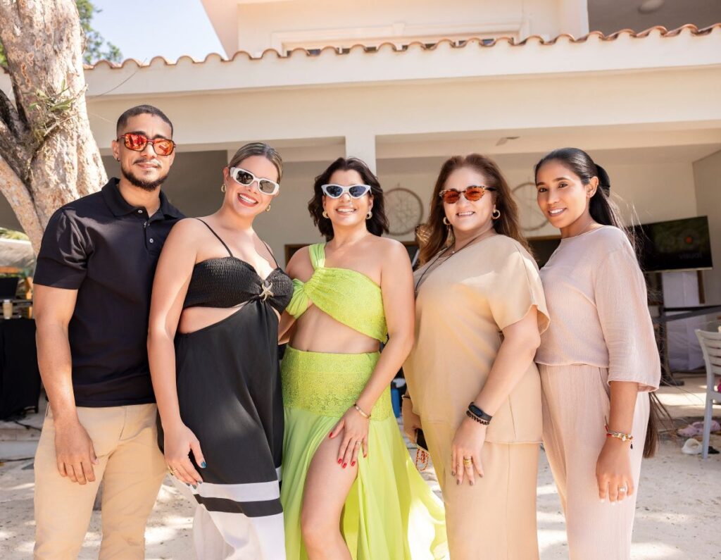 Grupo de amigos posando al aire libre