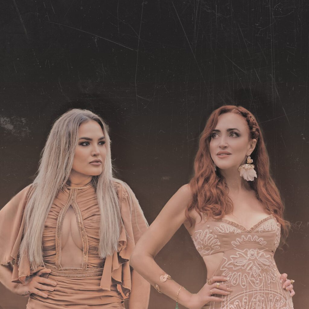 Dos mujeres posando en vestidos elegantes marrones.