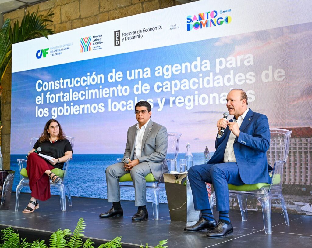 Panel sobre capacidad de gobiernos locales en Santo Domingo.