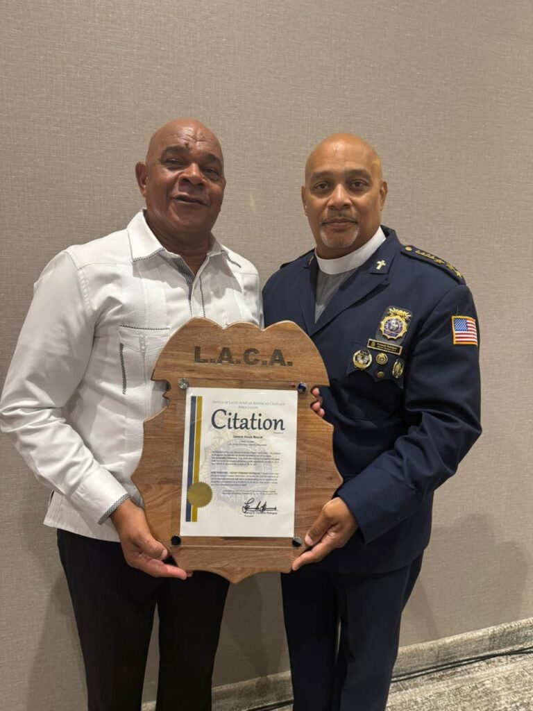 Hombres con uniforme sosteniendo placa y certificado L.A.C.A.