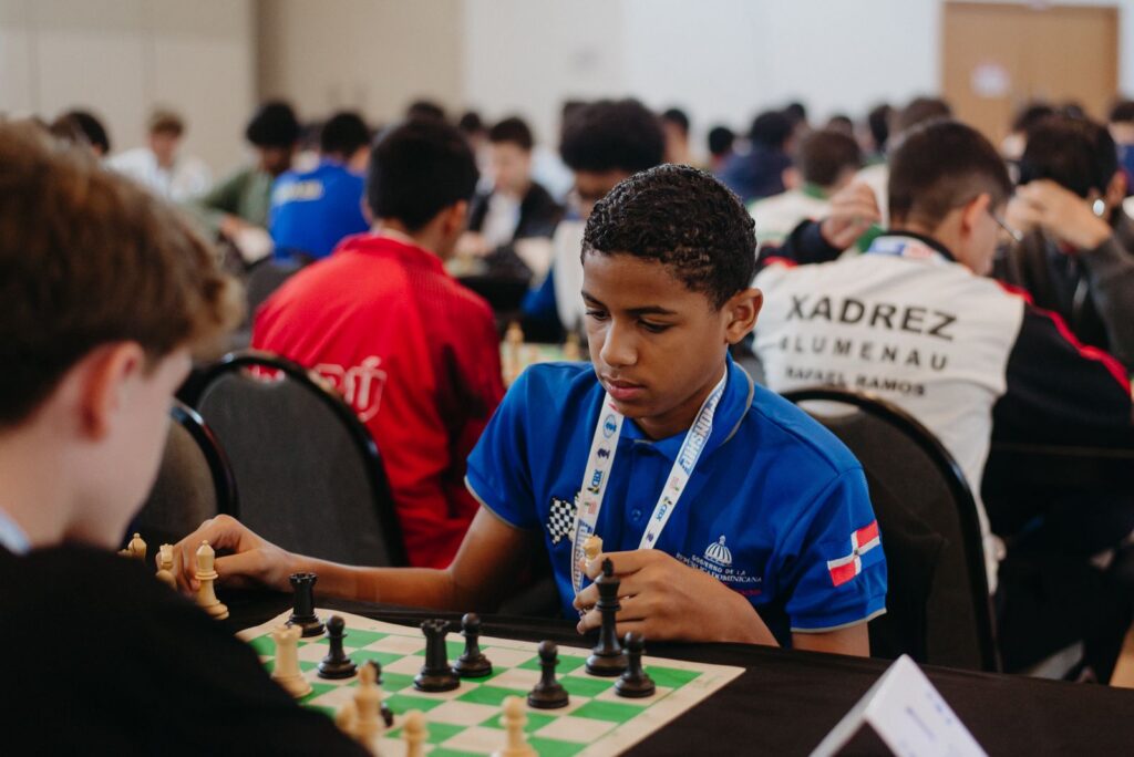 Jóvenes jugando al ajedrez en torneo internacional.