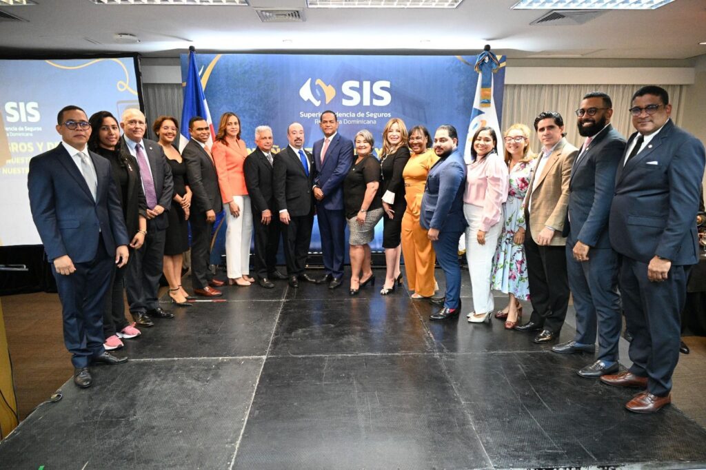 Personas posando en evento de Superintendencia de Seguros.