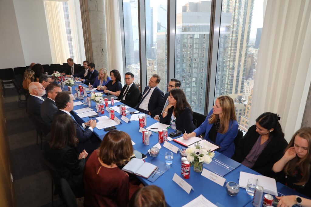 Reunión ejecutiva en sala de conferencias moderna.
