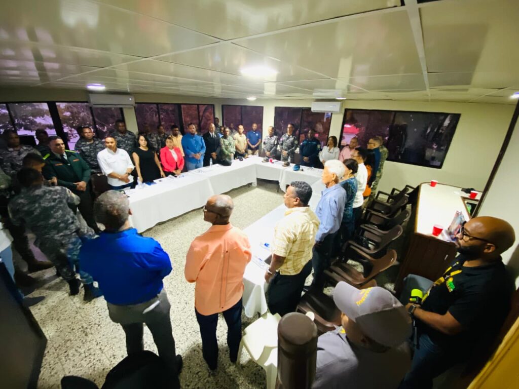 Reunión de personas en sala de conferencias