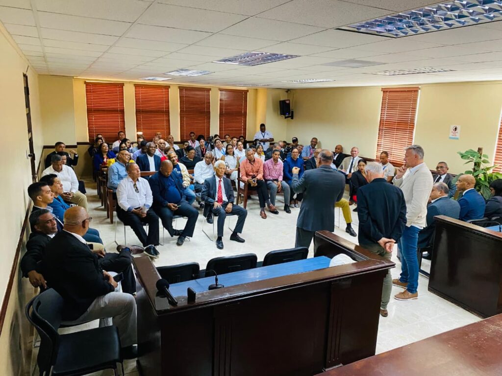 Reunión de personas en sala de conferencias.