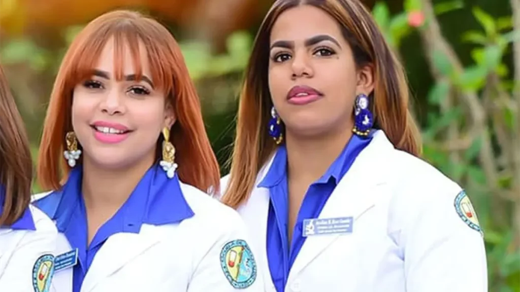 Dos mujeres con batas blancas, al aire libre.