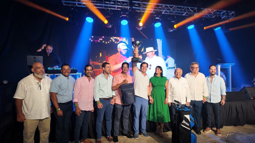 Personas celebrando con trofeo en evento iluminado