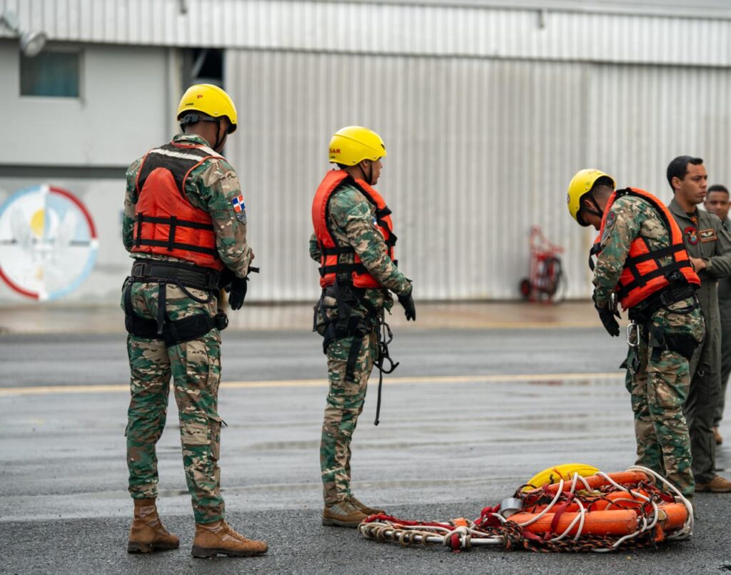 Soldados con equipo de rescate en aeropuerto