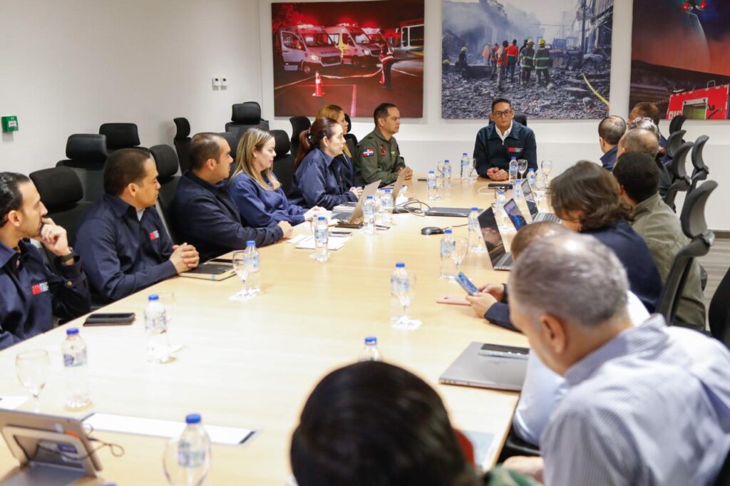 Reunión de profesionales en sala de juntas.