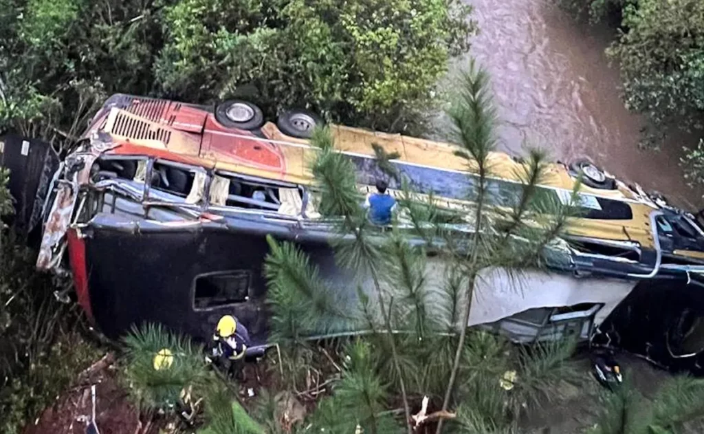 Accidente de autobús volcado en el bosque junto al río.