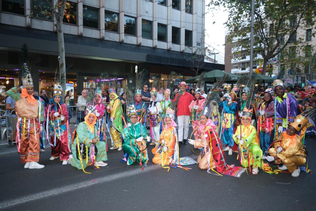 Grupo de personas en colorido traje de carnaval.