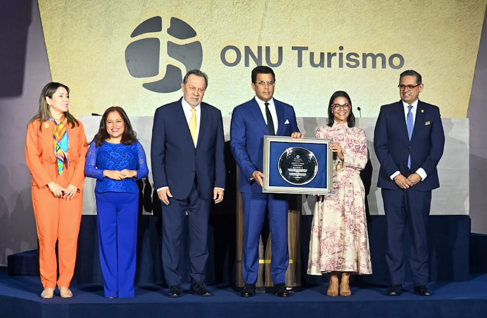 Grupo recibe premio de ONU Turismo en ceremonia.