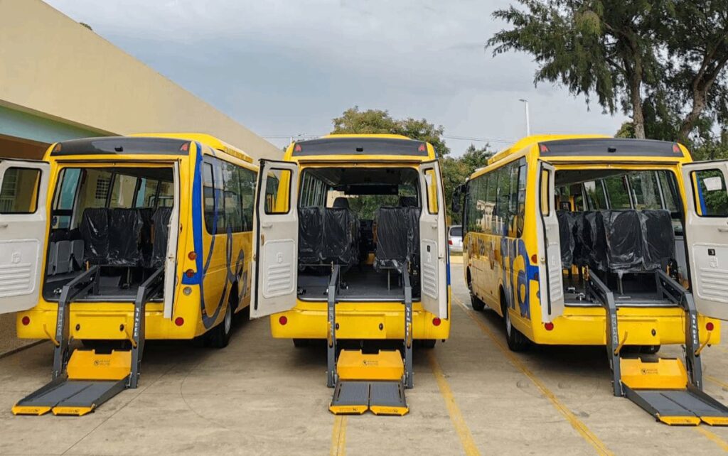 Tres autobuses amarillos con rampas accesibles para sillas.