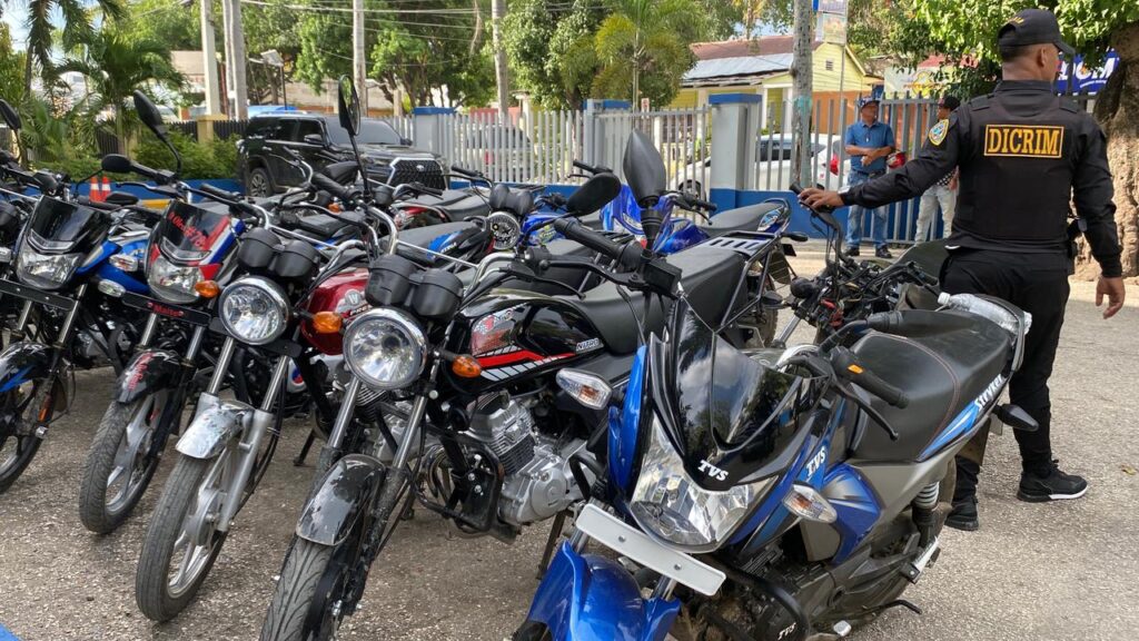 Fila de motos junto a agente de policía