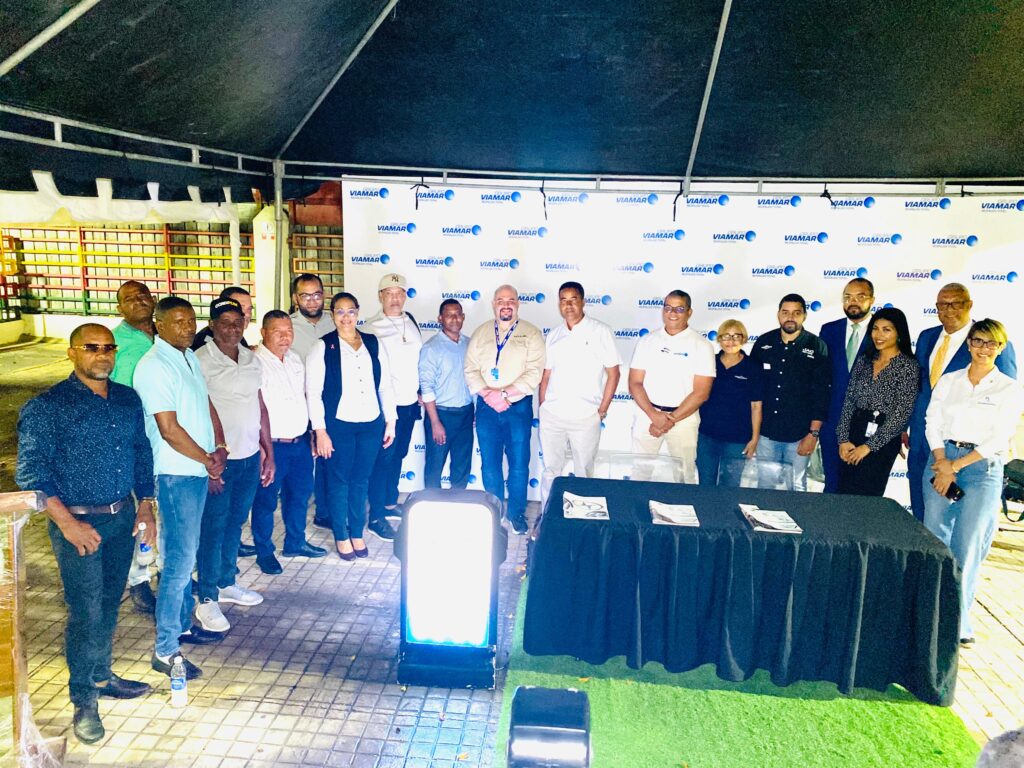 Personas posando en evento de empresa Viamar.