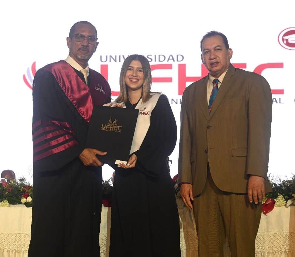 Graduación en la Universidad UFHEC.