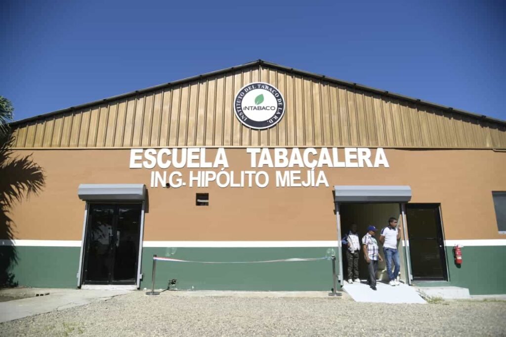 Fachada de la Escuela Tabacalera en día soleado.