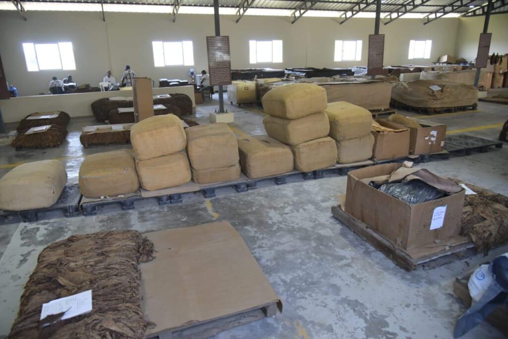 Almacén con cajas de productos en palets.