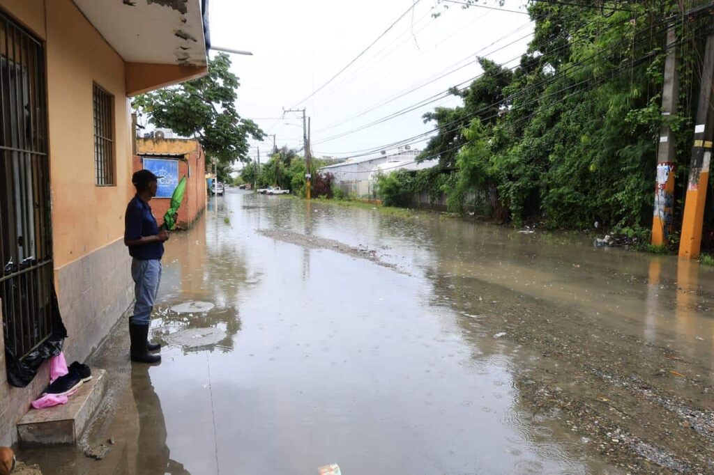 Calle inundada tras fuertes lluvias en la ciudad.