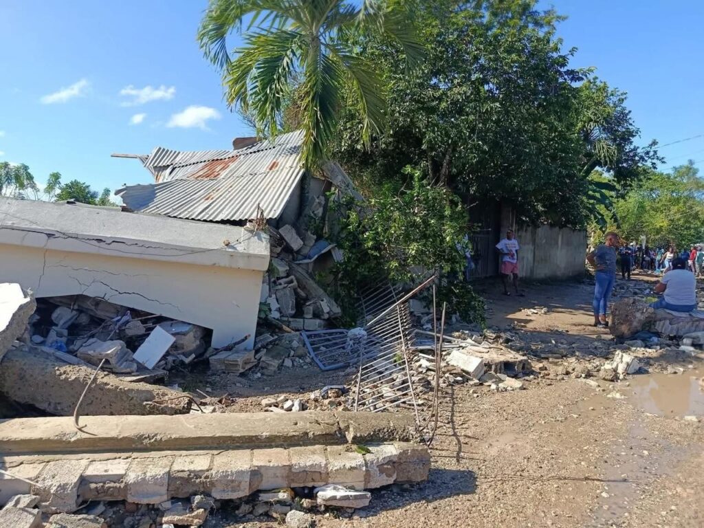 Edificio colapsado tras un terremoto en área urbana.
