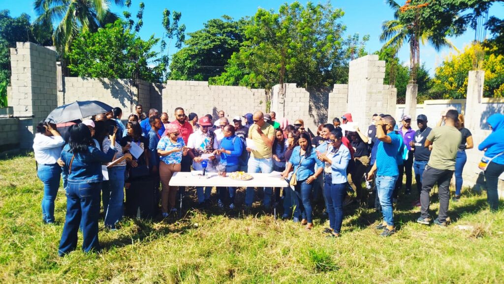 Reunión comunitaria al aire libre en construcción.
