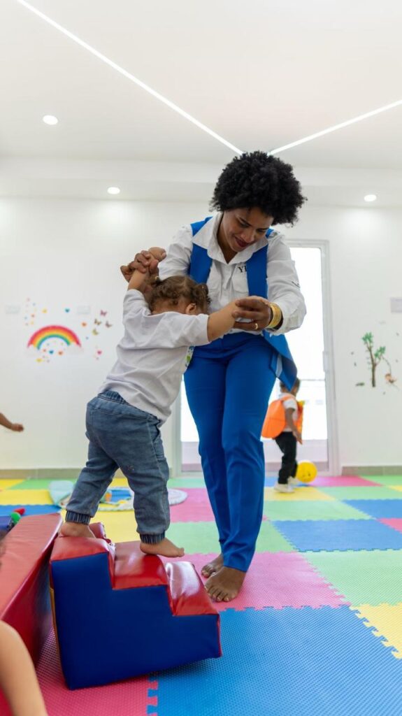 Niño jugando en clase de educación infantil.