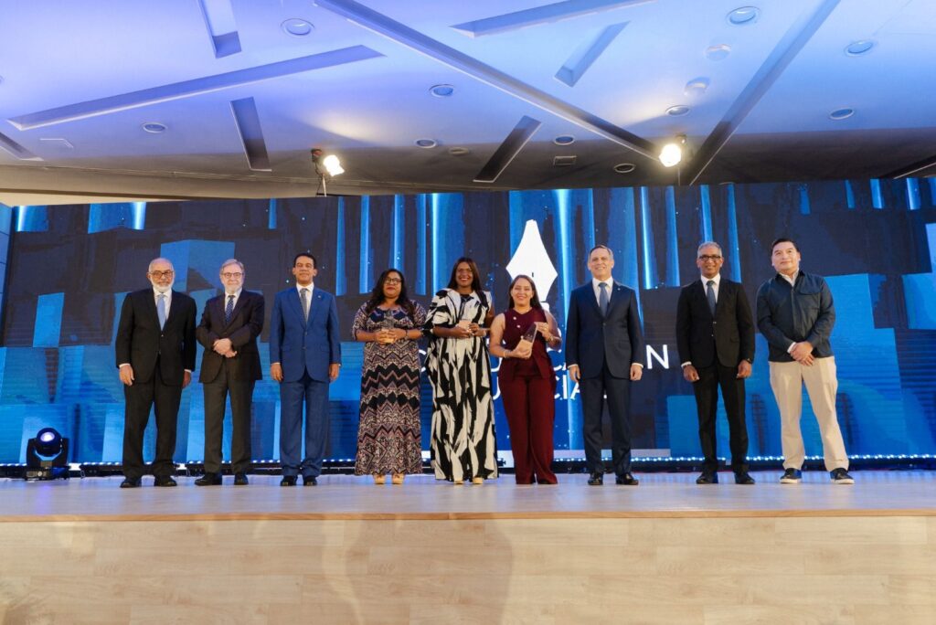 Personas en ceremonia de premiación formal