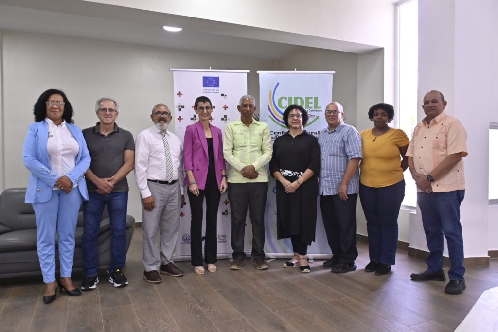 Grupo de personas posando en un evento empresarial.