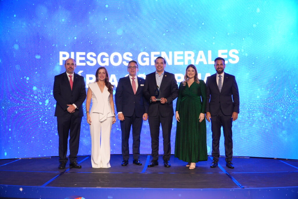 Grupo de personas en evento de premiación.