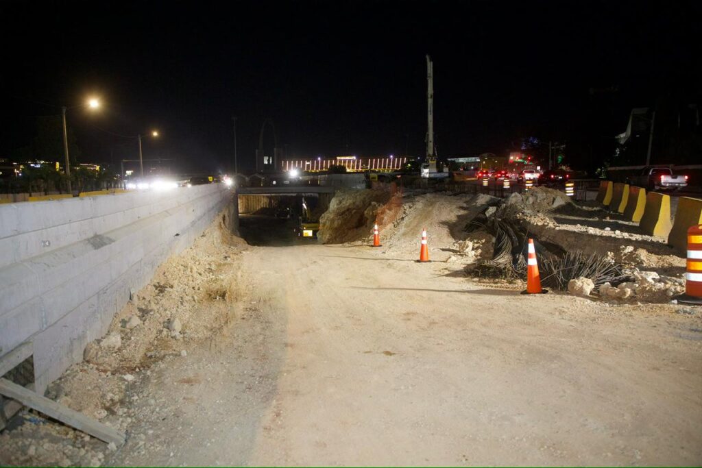 Obras de carretera en construcción nocturna.