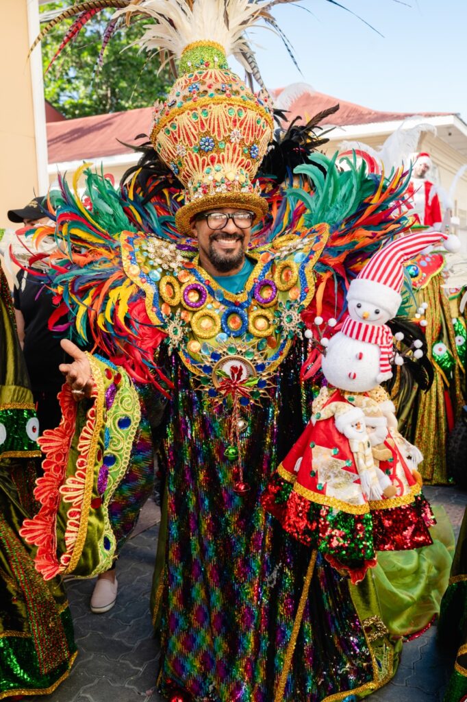 Hombre disfrazado en festival con traje colorido.