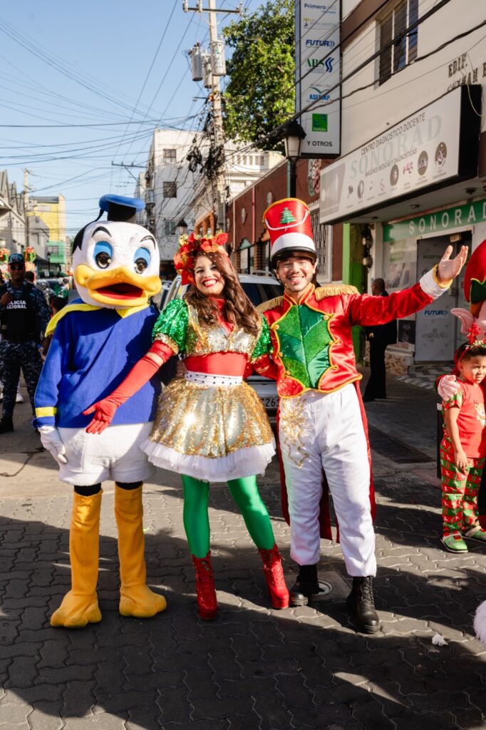 Personas disfrazadas en desfile navideño callejero.