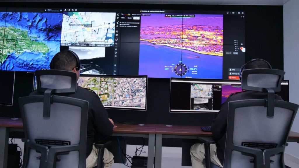 Controladores monitorean pantallas de mapas y datos geográficos.