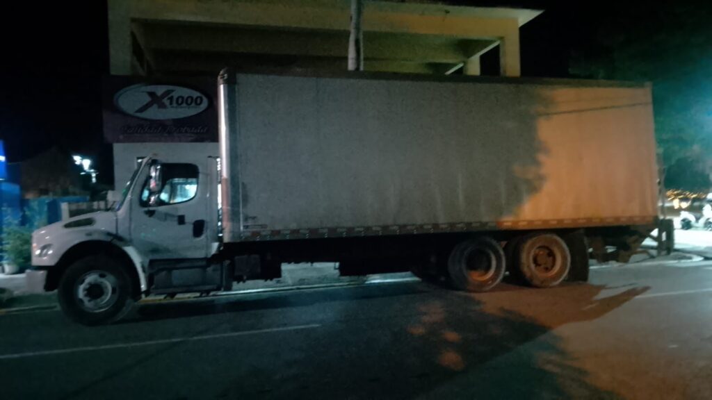 Camión estacionado de noche en la calle