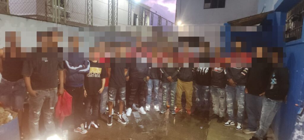 Grupo de personas posando juntas al aire libre.