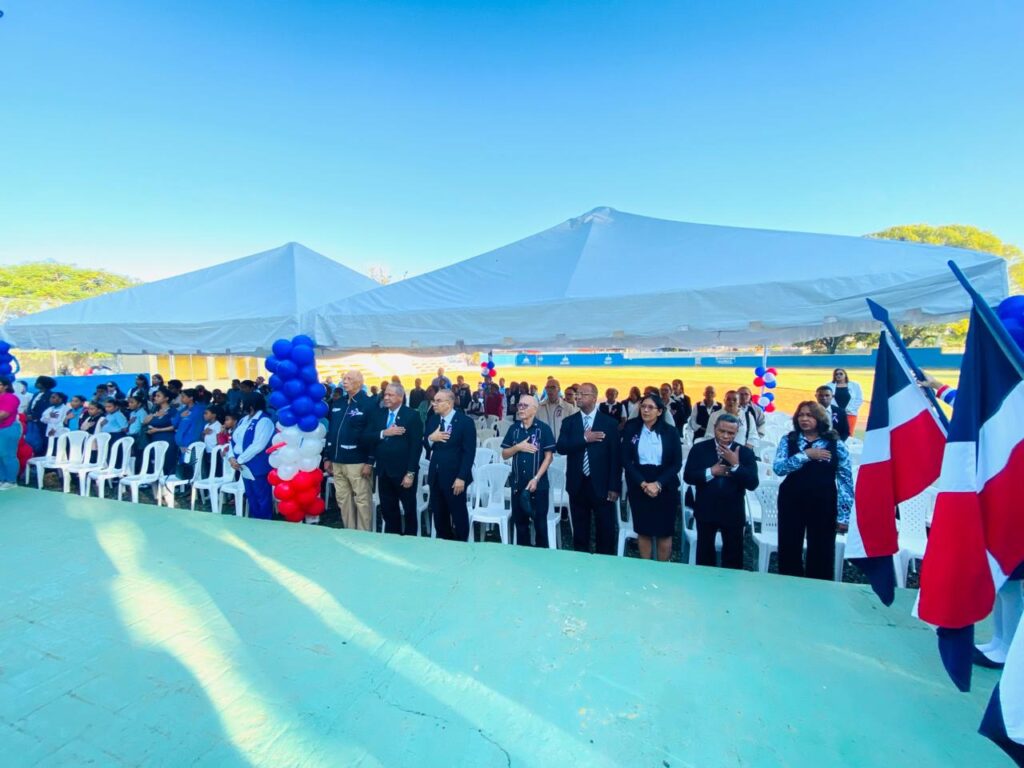 Ceremonia con banderas al aire libre