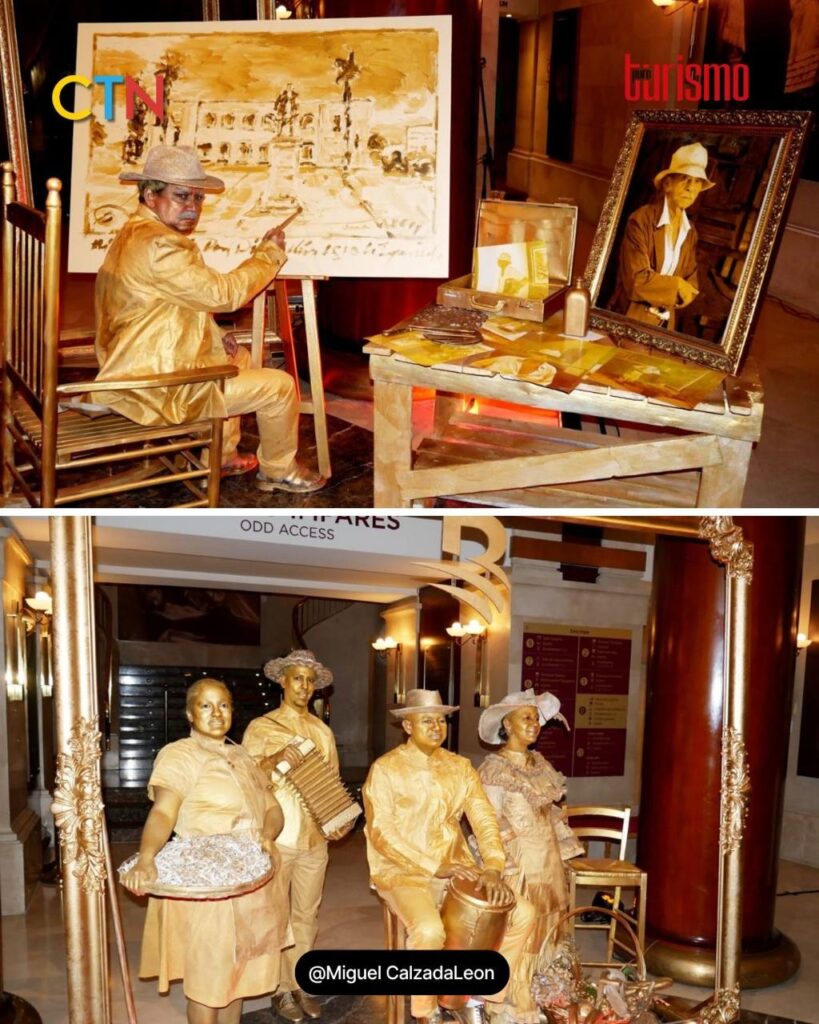 Estatuas vivientes representando escenas artísticas y culturales.