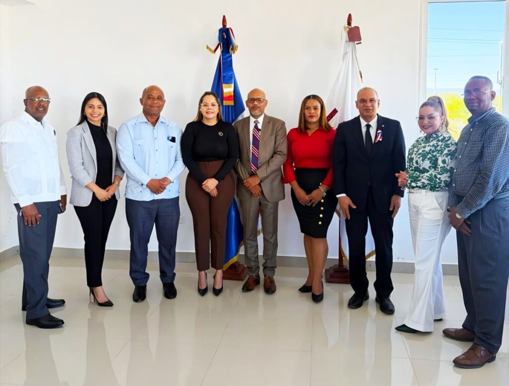 Grupo de personas en traje formal en reunión.