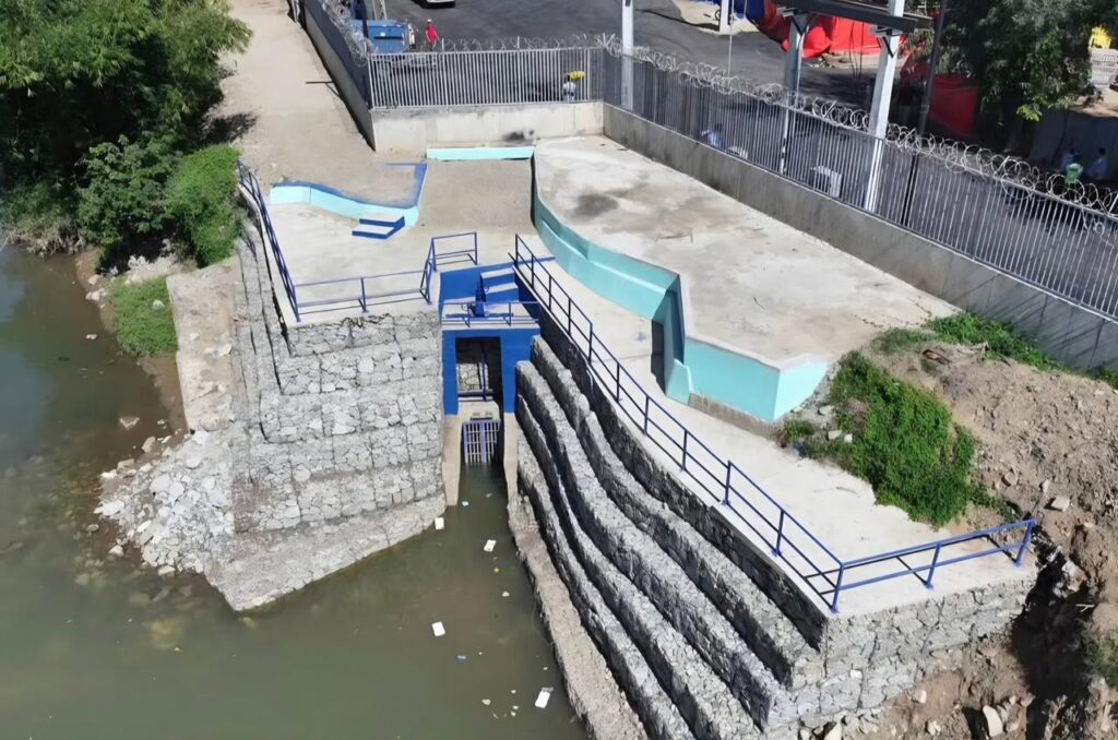 Estructura de contención junto a un río.