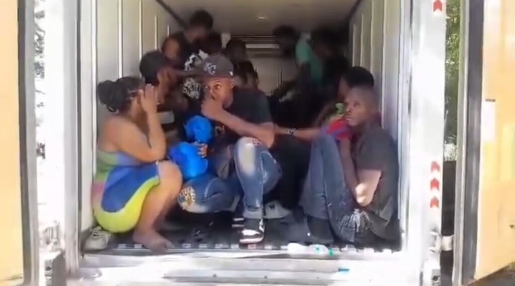 Personas dentro de un camión en movimiento.