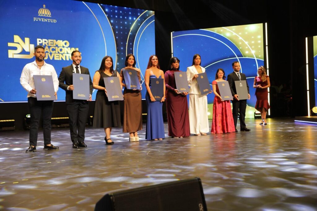 Ganadores del Premio Nacional de Juventud en escenario.