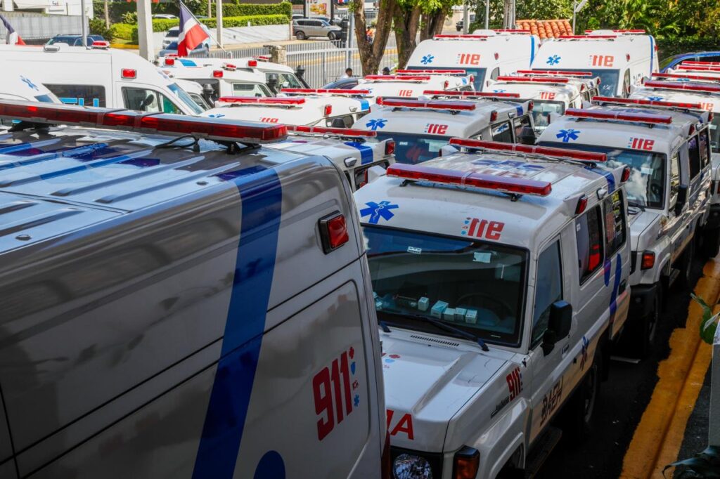 Fila de ambulancias aparcadas en la calle.