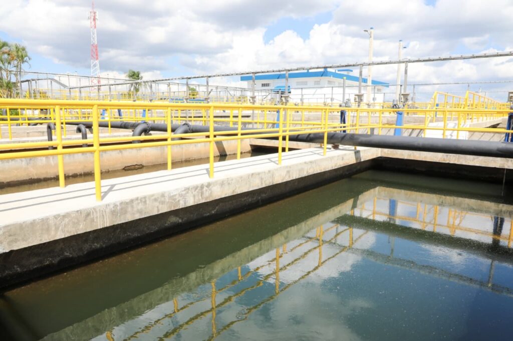 Planta de tratamiento de aguas, estructura amarilla visible.