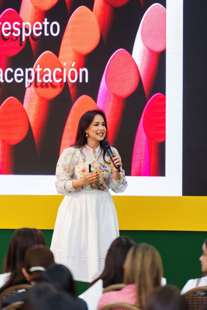Conferencia sobre respeto y aceptación en escenario.