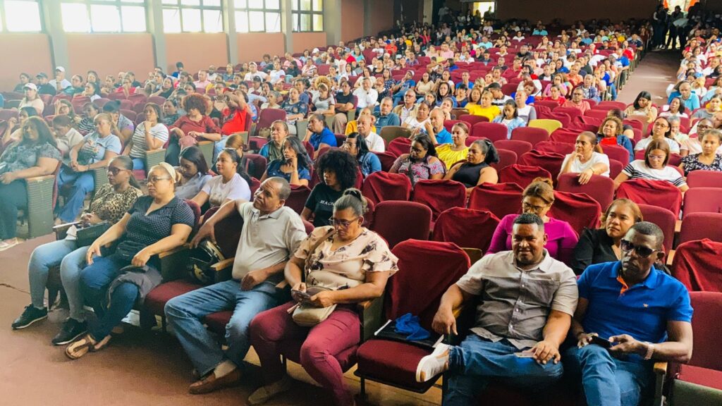 Auditorio lleno de personas en una conferencia.