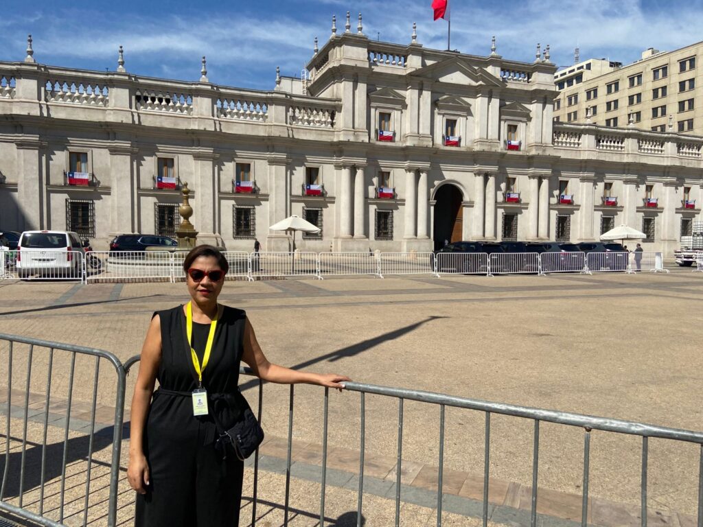 Persona frente al edificio gubernamental en Chile.
