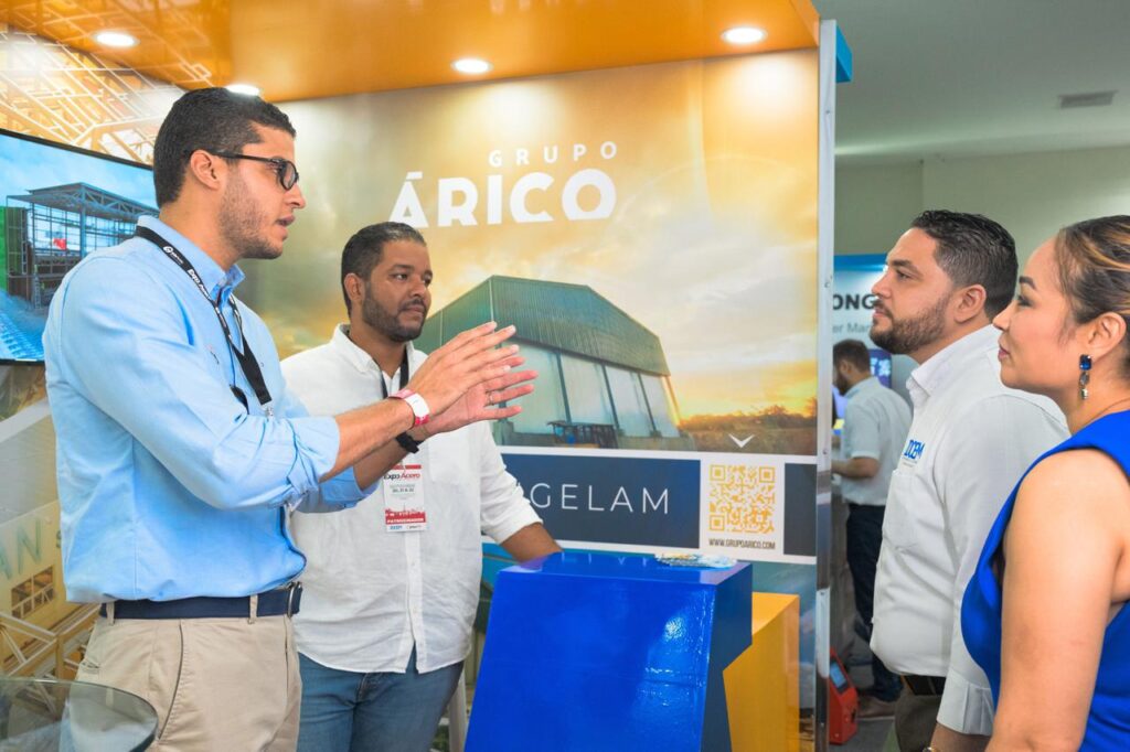Personas conversando en un stand de Grupo Árico.