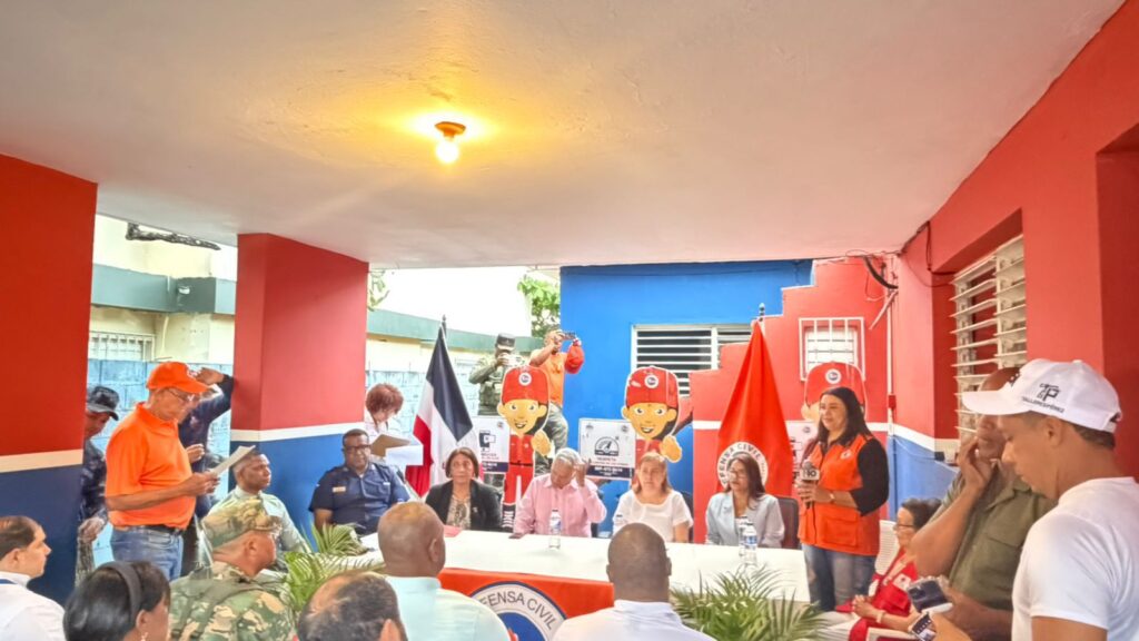 Reunión de defensa civil con autoridades locales.