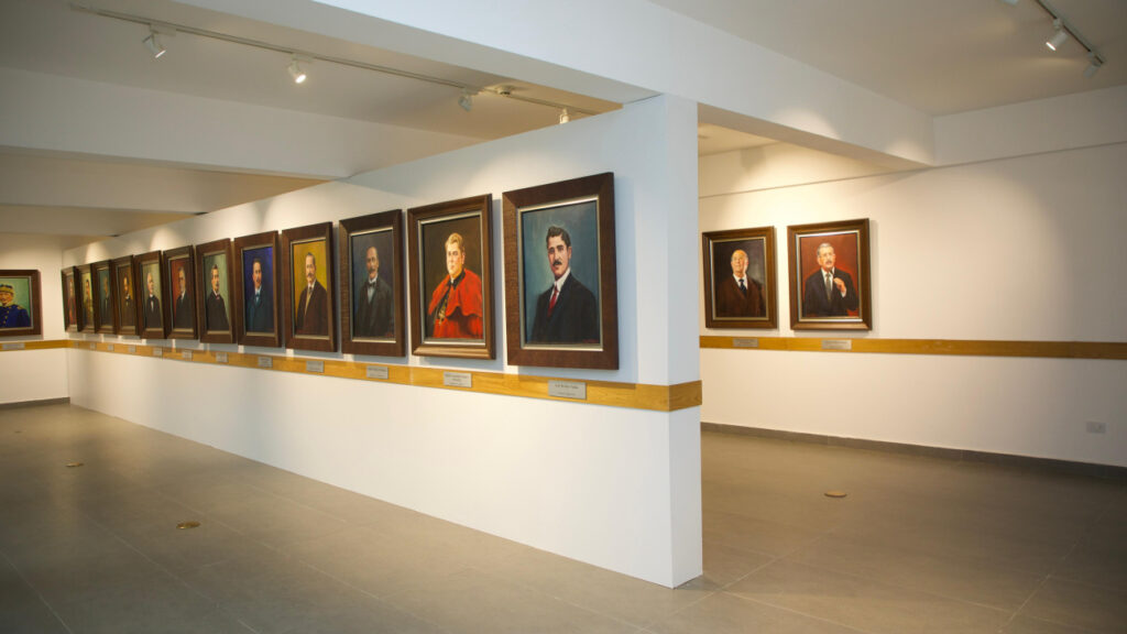 Galería de retratos en una exposición de arte.