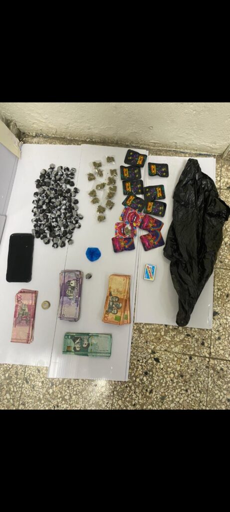 Objetos incautados: dinero, drogas y empaques multicolores.